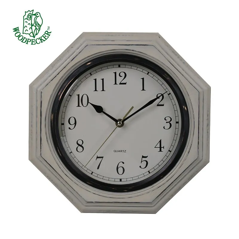 Arloġġ tal-ħajt tal-injam jintlibes rustic